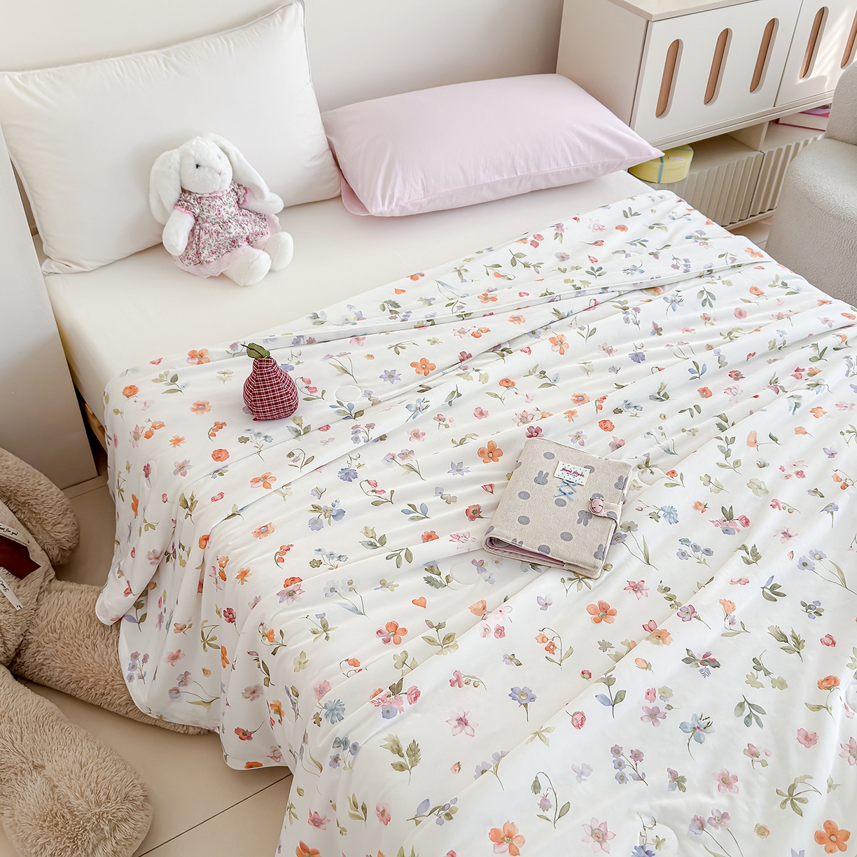 91家纺网 家纺一手货源 找家纺 芯恋家居 2026年新款小冰川凉感夏被冰皮凉感印花夏被凉感丝夏被（四周踩棉工艺） 梨落繁花