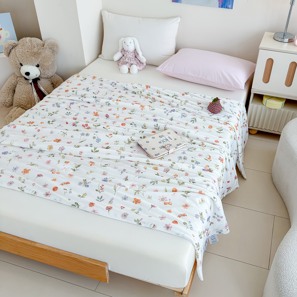 91家纺网 家纺一手货源 找家纺 芯恋家居 2026年新款小冰川凉感夏被冰皮凉感印花夏被凉感丝夏被（四周踩棉工艺） 梨落繁花