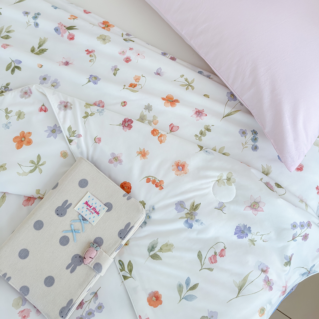 91家纺网 家纺一手货源 找家纺 芯恋家居 2026年新款小冰川凉感夏被冰皮凉感印花夏被凉感丝夏被（四周踩棉工艺） 梨落繁花