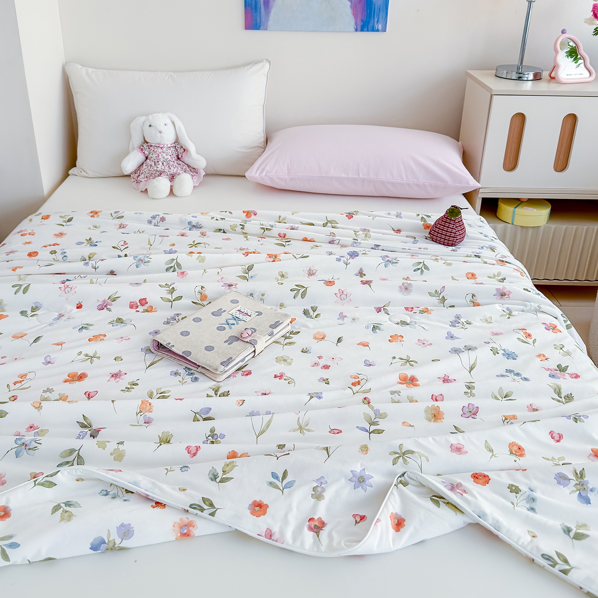 91家纺网 家纺一手货源 找家纺 芯恋家居 2026年新款小冰川凉感夏被冰皮凉感印花夏被凉感丝夏被（四周踩棉工艺） 梨落繁花