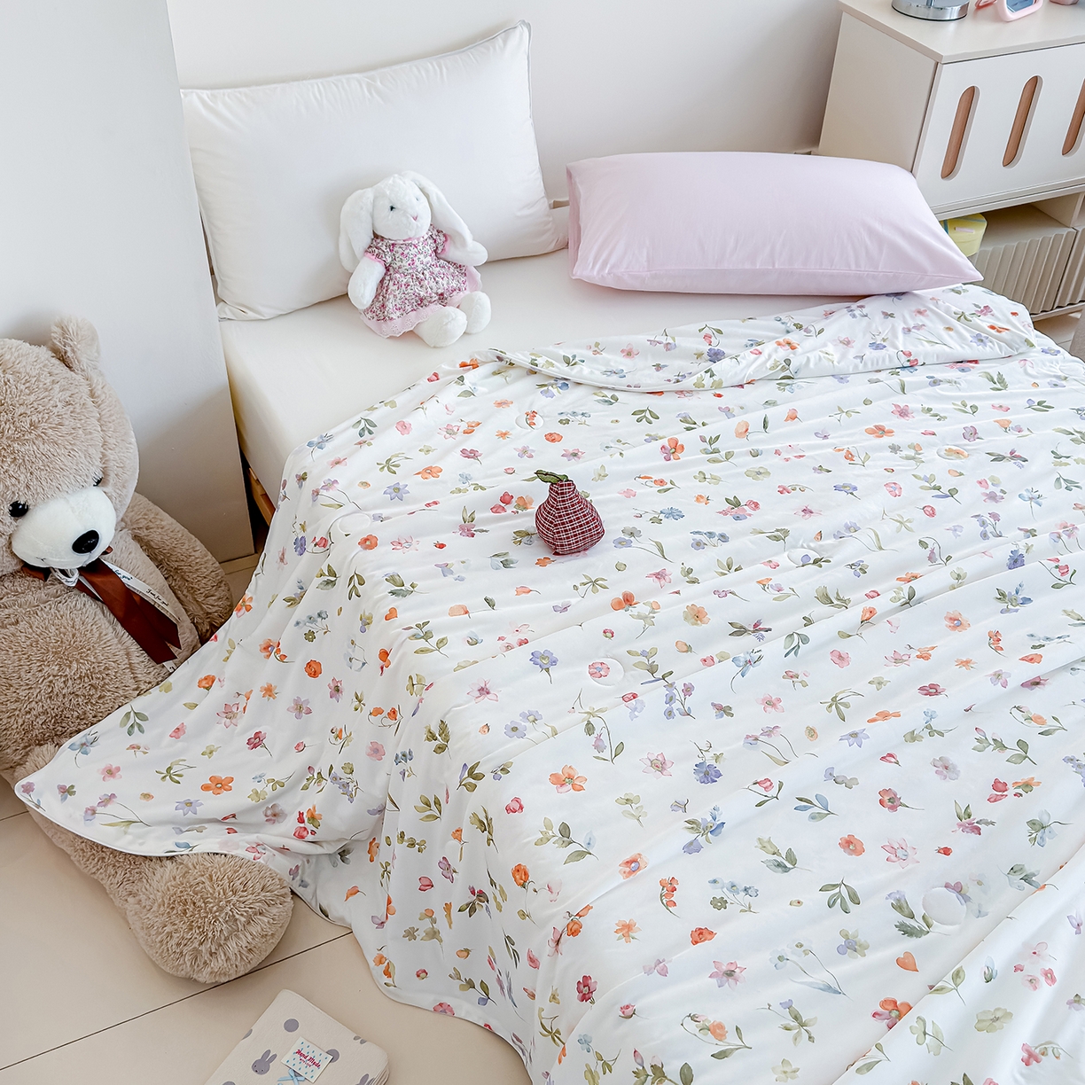 91家纺网 家纺一手货源 找家纺 芯恋家居 2026年新款小冰川凉感夏被冰皮凉感印花夏被凉感丝夏被（四周踩棉工艺） 梨落繁花