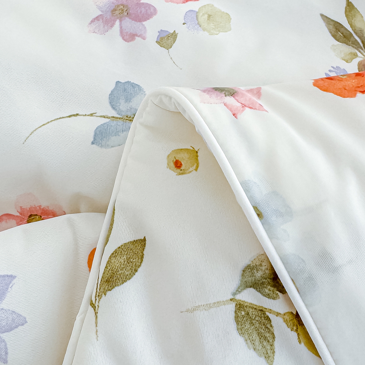 91家纺网 家纺一手货源 找家纺 芯恋家居 2026年新款小冰川凉感夏被冰皮凉感印花夏被凉感丝夏被（四周踩棉工艺） 梨落繁花