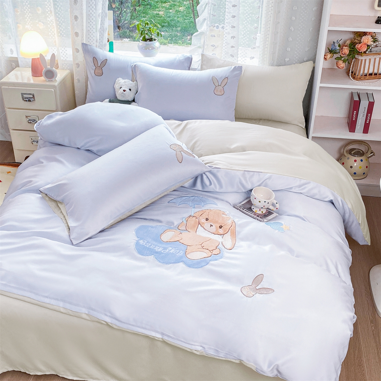 91家纺网 家纺一手货源 找家纺 优贝家纺 2026新款水洗真丝天丝专版贴布绣四件套 奶蓝兔仔