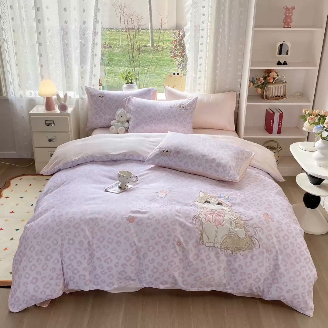 91家纺网 家纺一手货源 找家纺 优贝家纺 2026新款水洗真丝天丝专版贴布绣四件套 粉色布偶猫