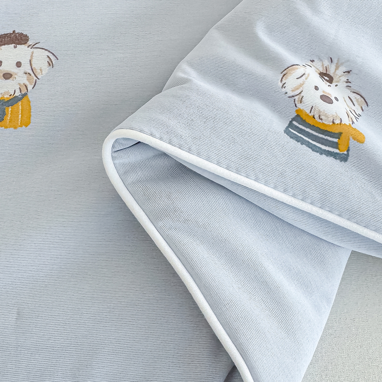 91家纺网 家纺一手货源 找家纺 芯恋家居 2026年新款小冰川凉感夏被冰皮凉感印花夏被凉感丝夏被（四周踩棉工艺） 萌趣小狗