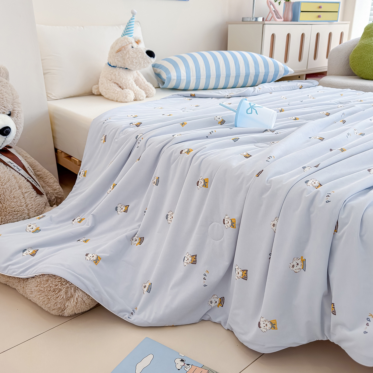 91家纺网 家纺一手货源 找家纺 芯恋家居 2026年新款小冰川凉感夏被冰皮凉感印花夏被凉感丝夏被（四周踩棉工艺） 萌趣小狗