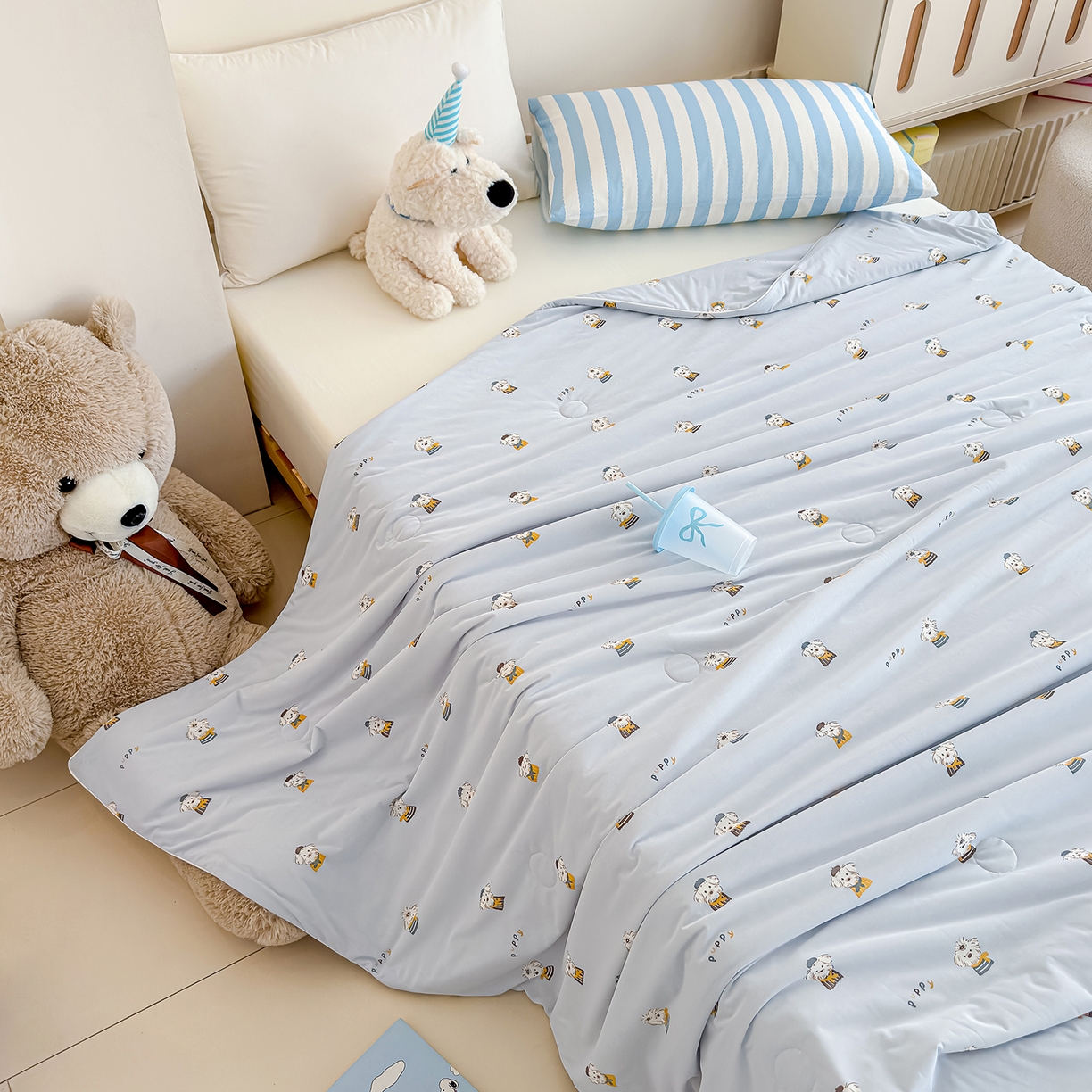 91家纺网 家纺一手货源 找家纺 芯恋家居 2026年新款小冰川凉感夏被冰皮凉感印花夏被凉感丝夏被（四周踩棉工艺） 萌趣小狗