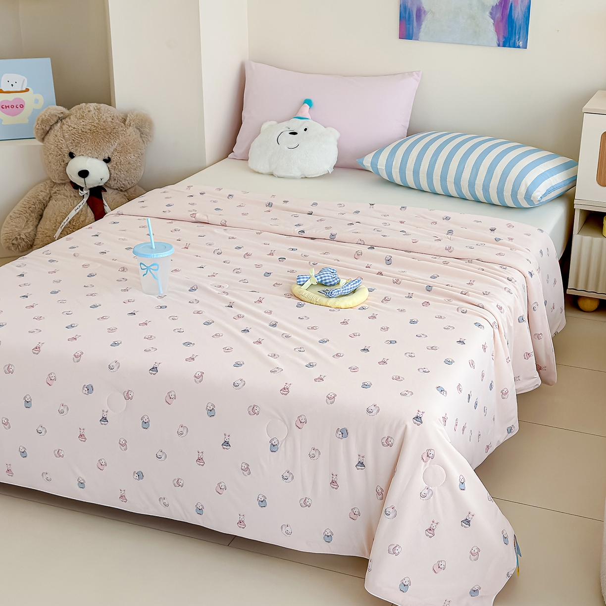 91家纺网 家纺一手货源 找家纺 芯恋家居 2026年新款小冰川凉感夏被冰皮凉感印花夏被凉感丝夏被（四周踩棉工艺） 奶兔乐园