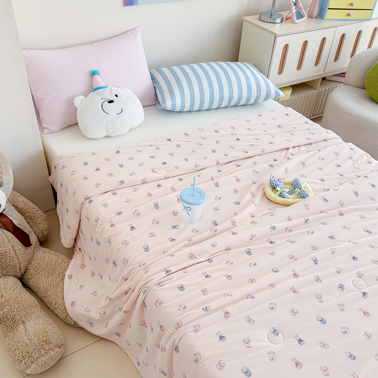 91家纺网 家纺一手货源 找家纺 芯恋家居 2026年新款小冰川凉感夏被冰皮凉感印花夏被凉感丝夏被（四周踩棉工艺） 奶兔乐园