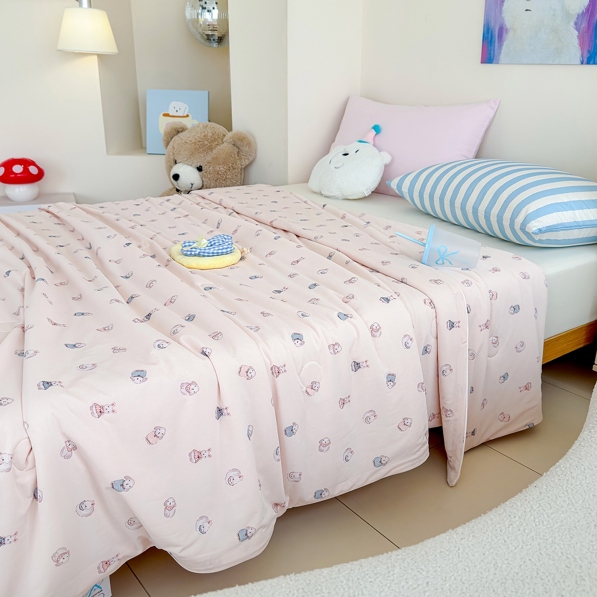 91家纺网 家纺一手货源 找家纺 芯恋家居 2026年新款小冰川凉感夏被冰皮凉感印花夏被凉感丝夏被（四周踩棉工艺） 奶兔乐园