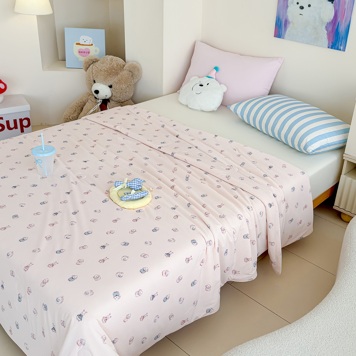 91家纺网 家纺一手货源 找家纺 芯恋家居 2026年新款小冰川凉感夏被冰皮凉感印花夏被凉感丝夏被（四周踩棉工艺） 奶兔乐园