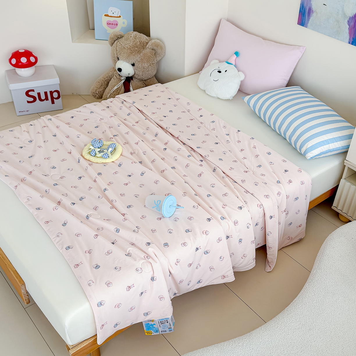 91家纺网 家纺一手货源 找家纺 芯恋家居 2026年新款小冰川凉感夏被冰皮凉感印花夏被凉感丝夏被（四周踩棉工艺） 奶兔乐园