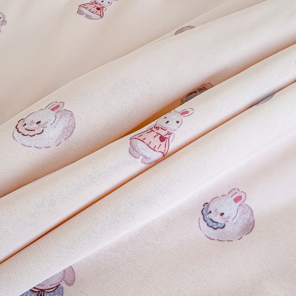 91家纺网 家纺一手货源 找家纺 芯恋家居 2026年新款小冰川凉感夏被冰皮凉感印花夏被凉感丝夏被（四周踩棉工艺） 奶兔乐园