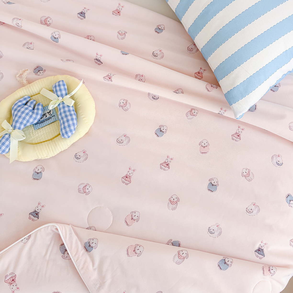 91家纺网 家纺一手货源 找家纺 芯恋家居 2026年新款小冰川凉感夏被冰皮凉感印花夏被凉感丝夏被（四周踩棉工艺） 奶兔乐园