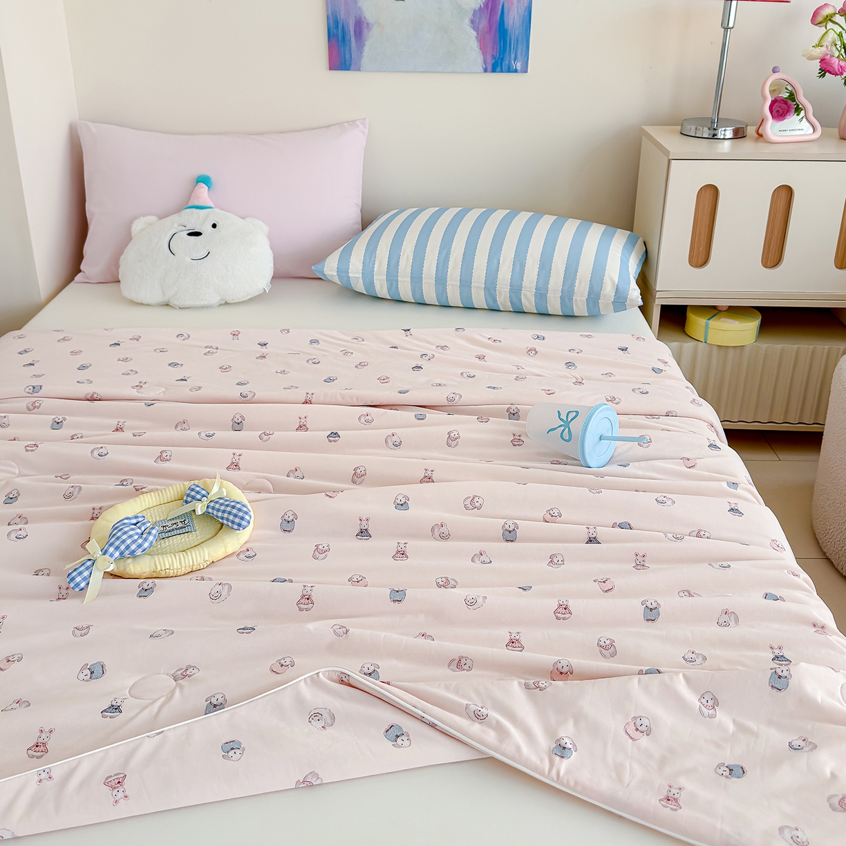 91家纺网 家纺一手货源 找家纺 芯恋家居 2026年新款小冰川凉感夏被冰皮凉感印花夏被凉感丝夏被（四周踩棉工艺） 奶兔乐园