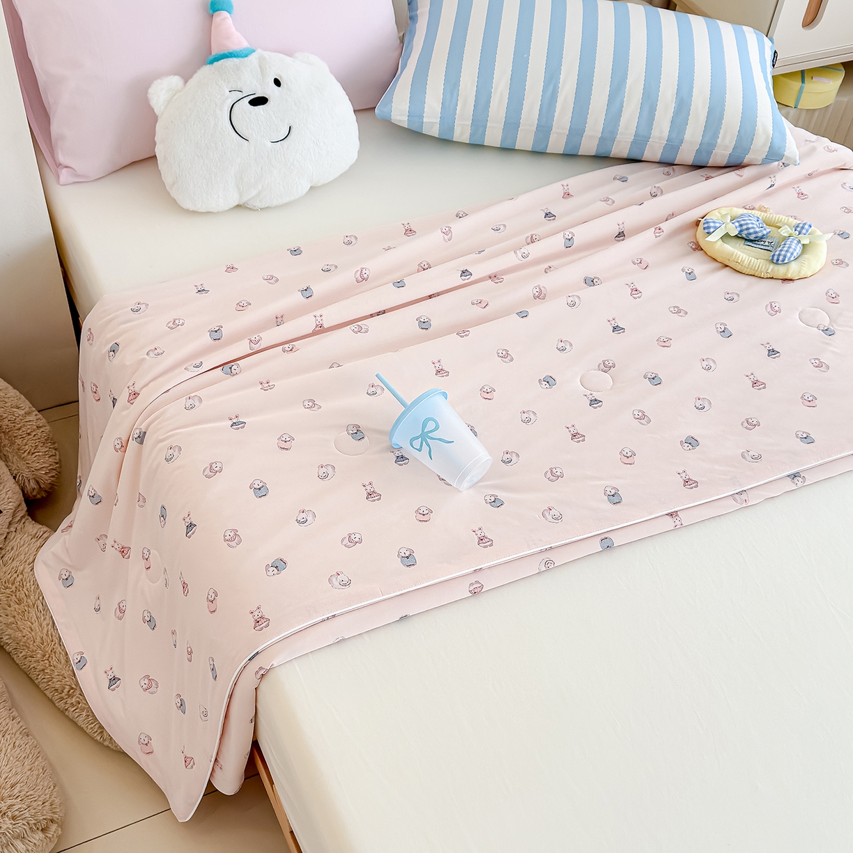 91家纺网 家纺一手货源 找家纺 芯恋家居 2026年新款小冰川凉感夏被冰皮凉感印花夏被凉感丝夏被（四周踩棉工艺） 奶兔乐园