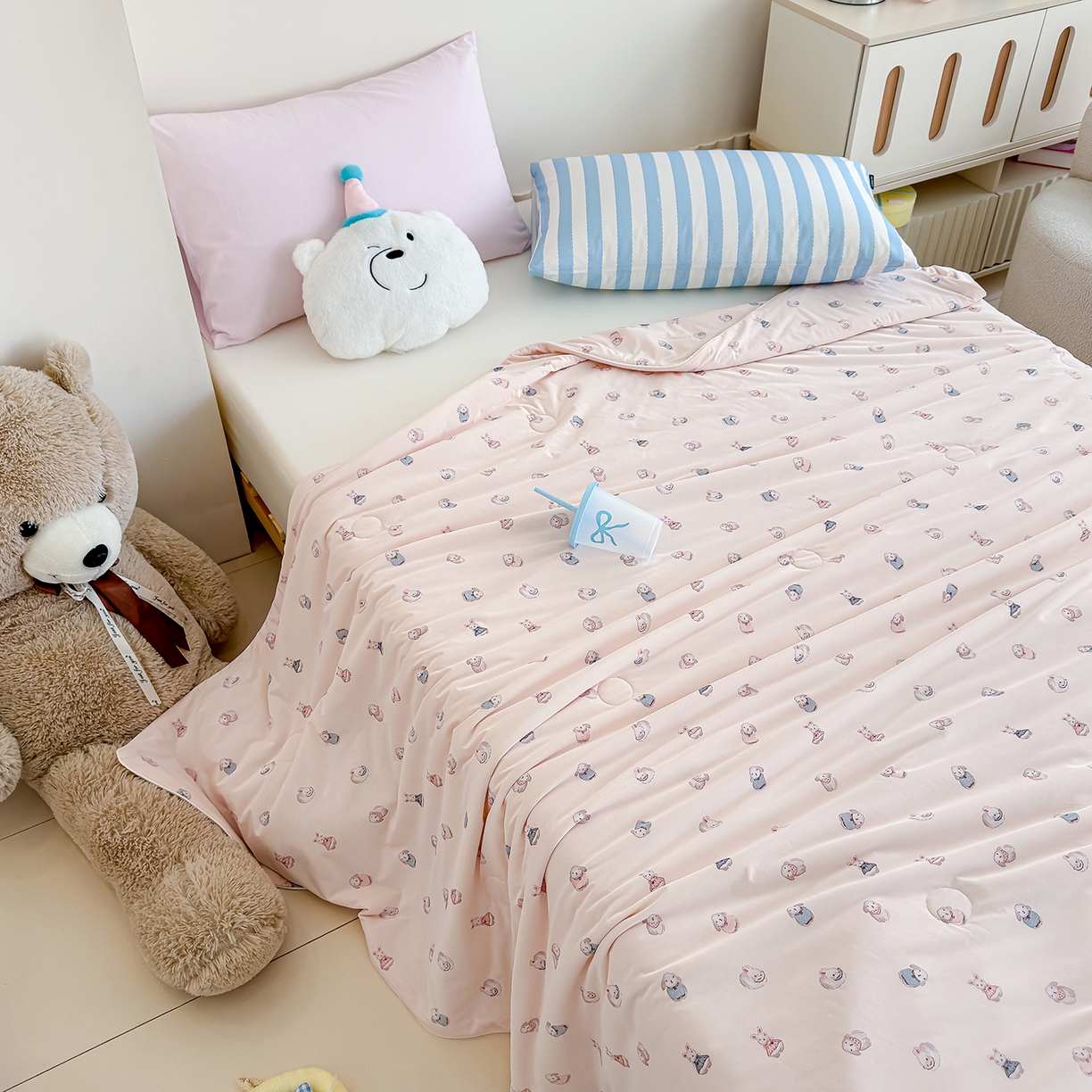 91家纺网 家纺一手货源 找家纺 芯恋家居 2026年新款小冰川凉感夏被冰皮凉感印花夏被凉感丝夏被（四周踩棉工艺） 奶兔乐园