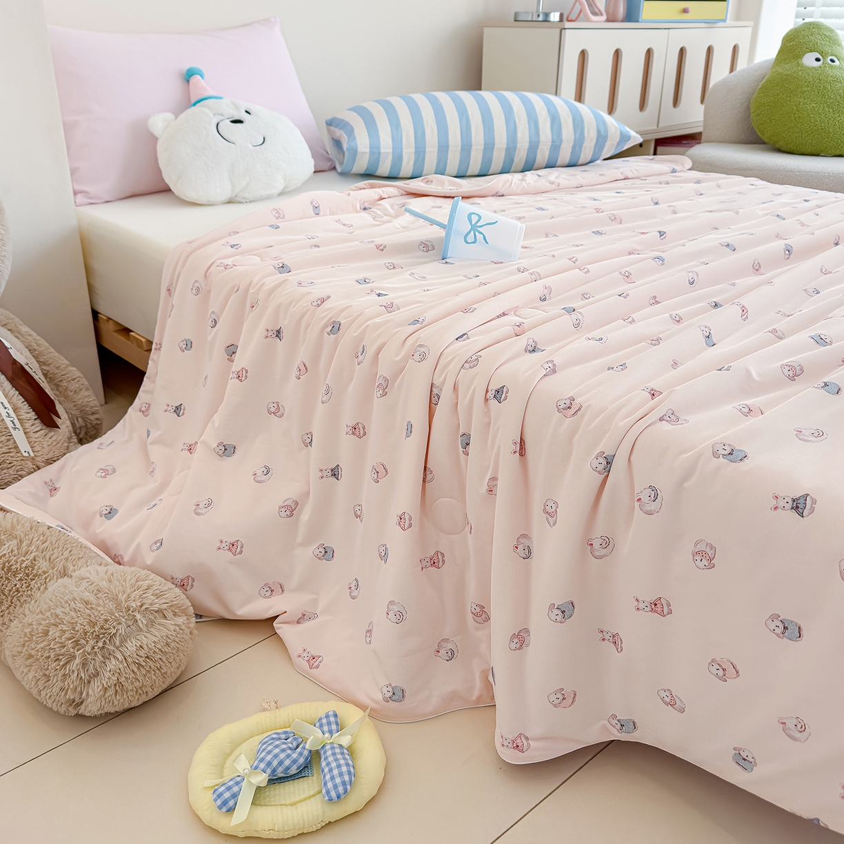 91家纺网 家纺一手货源 找家纺 芯恋家居 2026年新款小冰川凉感夏被冰皮凉感印花夏被凉感丝夏被（四周踩棉工艺） 奶兔乐园