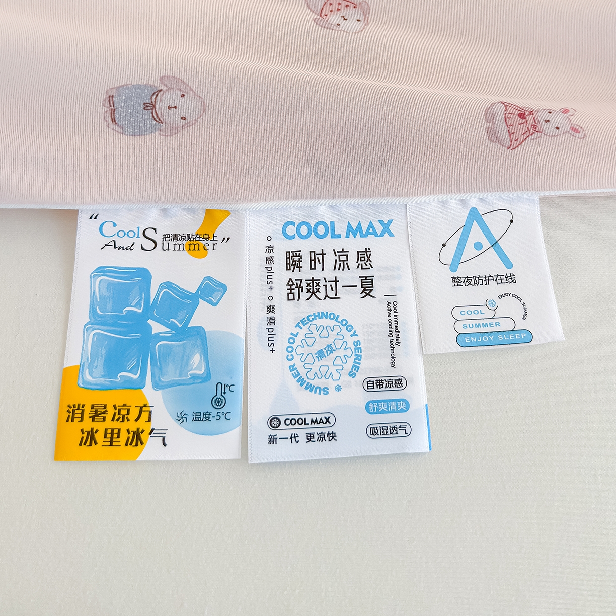 91家纺网 家纺一手货源 找家纺 芯恋家居 2026年新款小冰川凉感夏被冰皮凉感印花夏被凉感丝夏被（四周踩棉工艺） 奶兔乐园