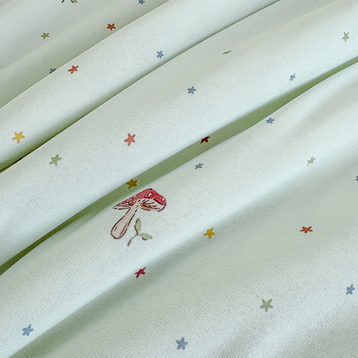 91家纺网 家纺一手货源 找家纺 芯恋家居 2026年新款小冰川凉感夏被冰皮凉感印花夏被凉感丝夏被（四周踩棉工艺） 轻野蘑菇