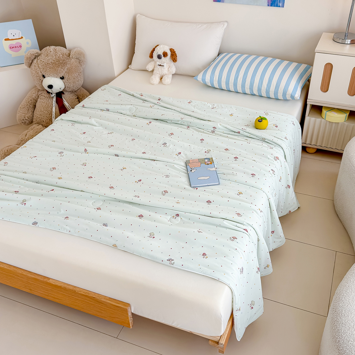 91家纺网 家纺一手货源 找家纺 芯恋家居 2026年新款小冰川凉感夏被冰皮凉感印花夏被凉感丝夏被（四周踩棉工艺） 轻野蘑菇