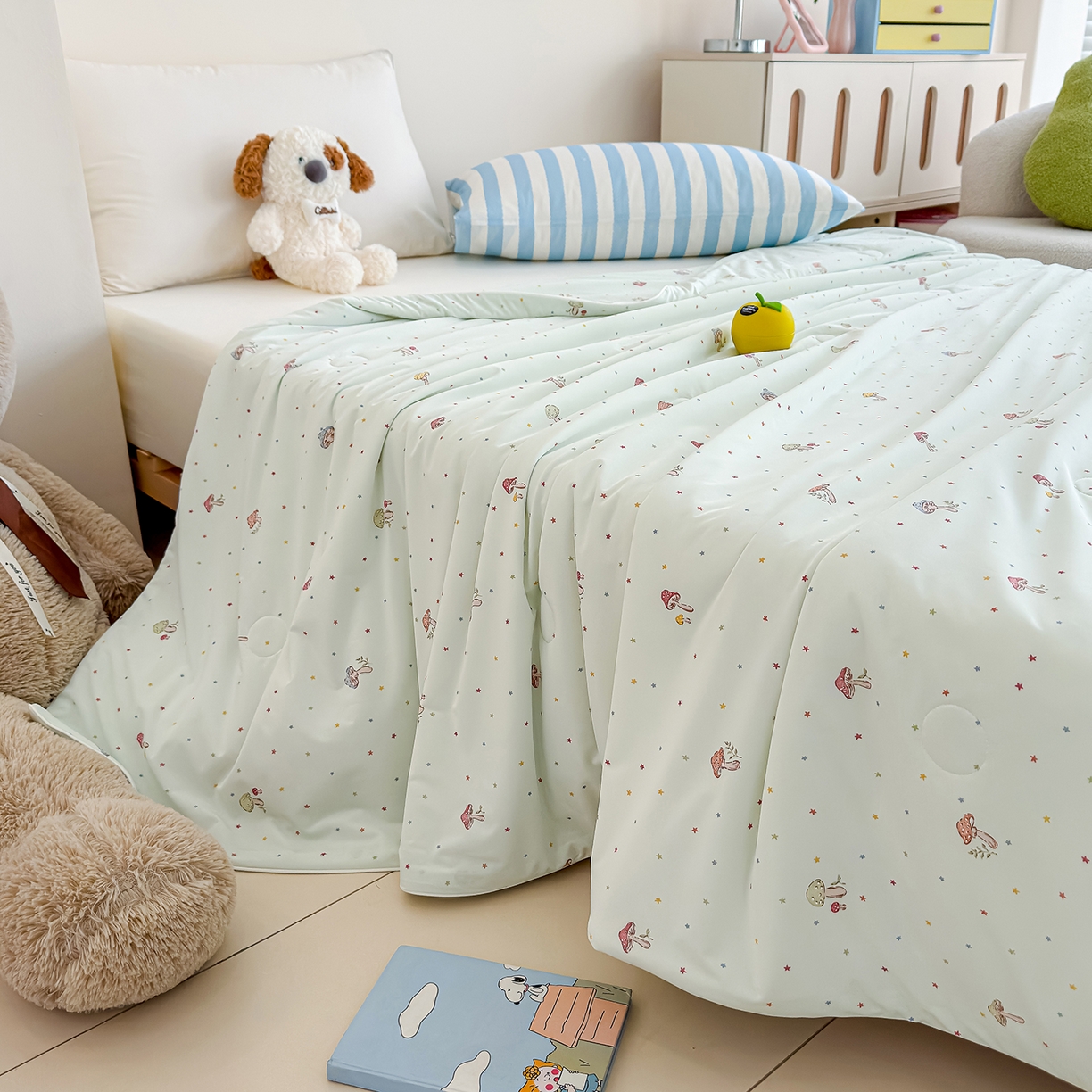 91家纺网 家纺一手货源 找家纺 芯恋家居 2026年新款小冰川凉感夏被冰皮凉感印花夏被凉感丝夏被（四周踩棉工艺） 轻野蘑菇