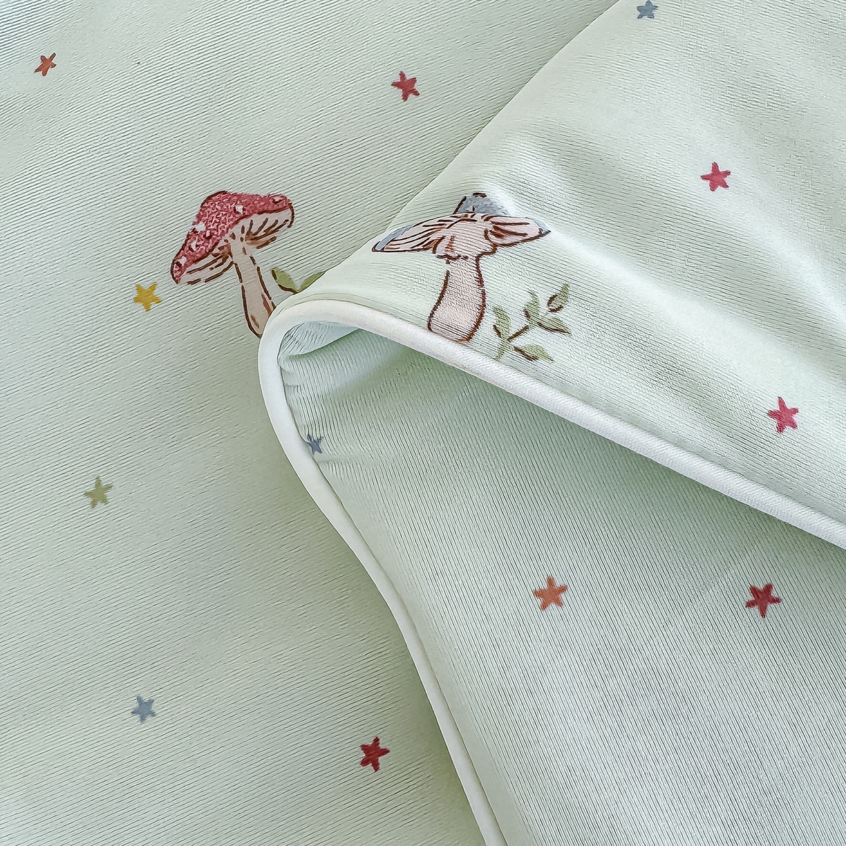 91家纺网 家纺一手货源 找家纺 芯恋家居 2026年新款小冰川凉感夏被冰皮凉感印花夏被凉感丝夏被（四周踩棉工艺） 轻野蘑菇