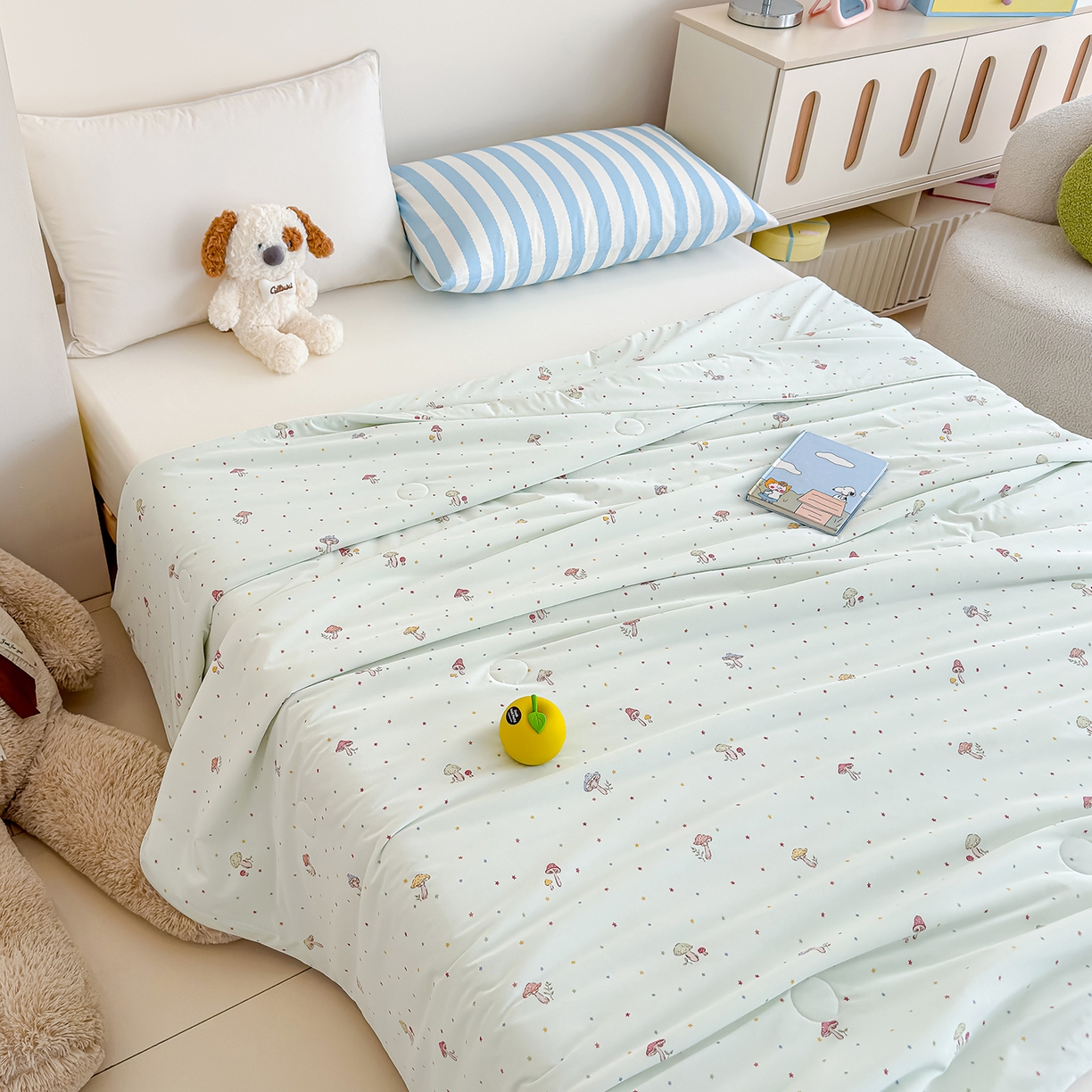 91家纺网 家纺一手货源 找家纺 芯恋家居 2026年新款小冰川凉感夏被冰皮凉感印花夏被凉感丝夏被（四周踩棉工艺） 轻野蘑菇