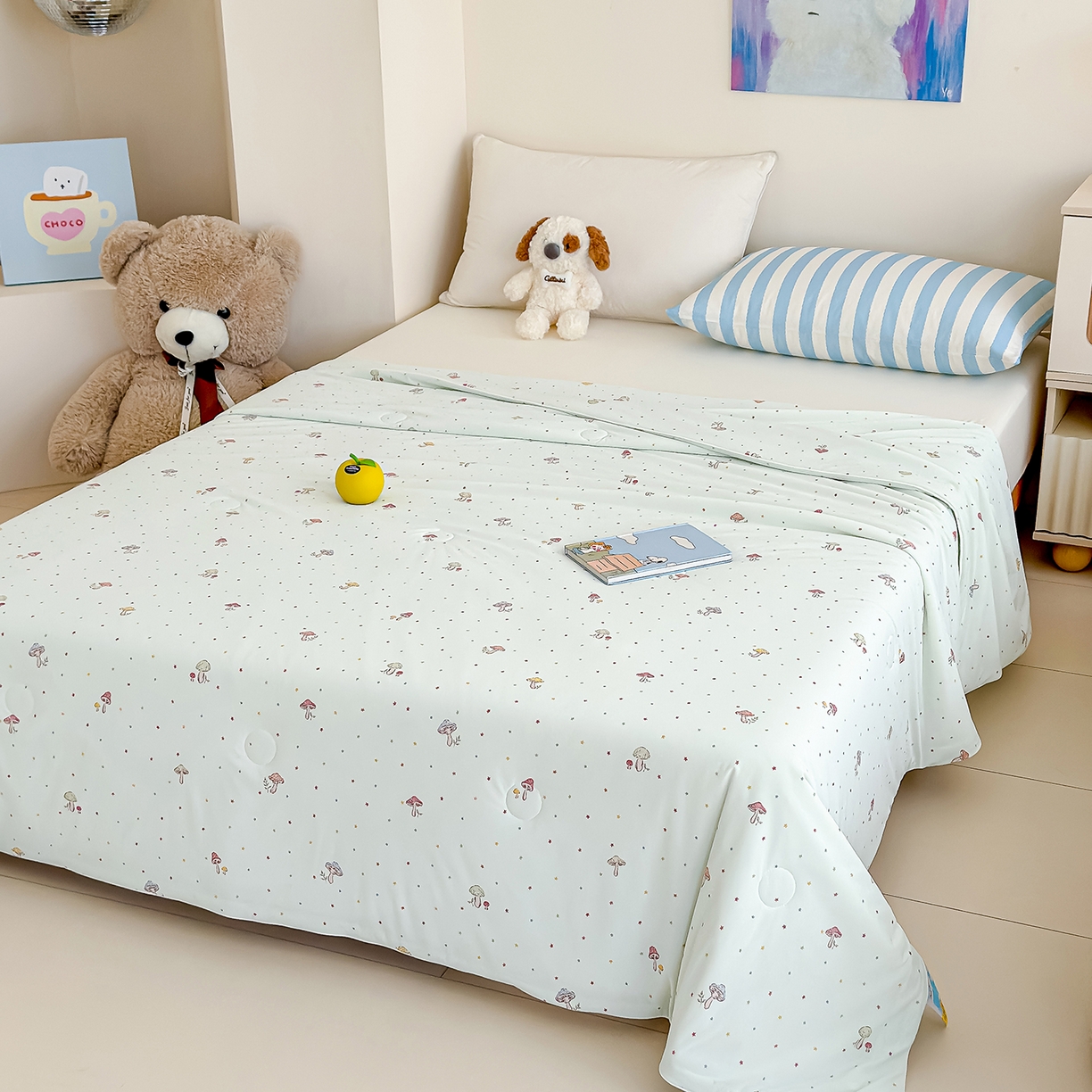 91家纺网 家纺一手货源 找家纺 芯恋家居 2026年新款小冰川凉感夏被冰皮凉感印花夏被凉感丝夏被（四周踩棉工艺） 轻野蘑菇