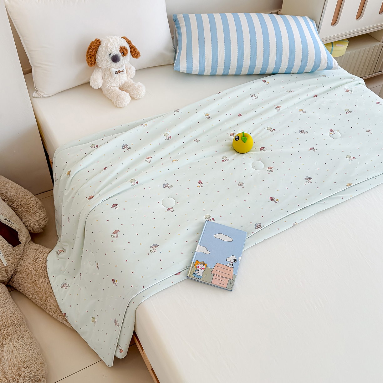 91家纺网 家纺一手货源 找家纺 芯恋家居 2026年新款小冰川凉感夏被冰皮凉感印花夏被凉感丝夏被（四周踩棉工艺） 轻野蘑菇