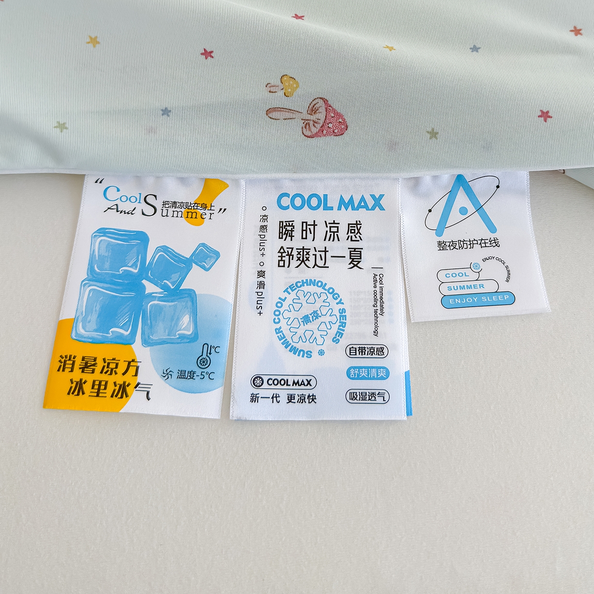 91家纺网 家纺一手货源 找家纺 芯恋家居 2026年新款小冰川凉感夏被冰皮凉感印花夏被凉感丝夏被（四周踩棉工艺） 轻野蘑菇