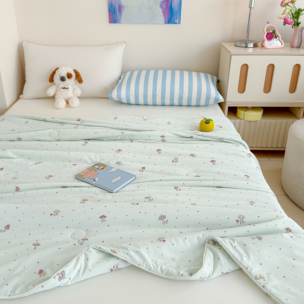 91家纺网 家纺一手货源 找家纺 芯恋家居 2026年新款小冰川凉感夏被冰皮凉感印花夏被凉感丝夏被（四周踩棉工艺） 轻野蘑菇