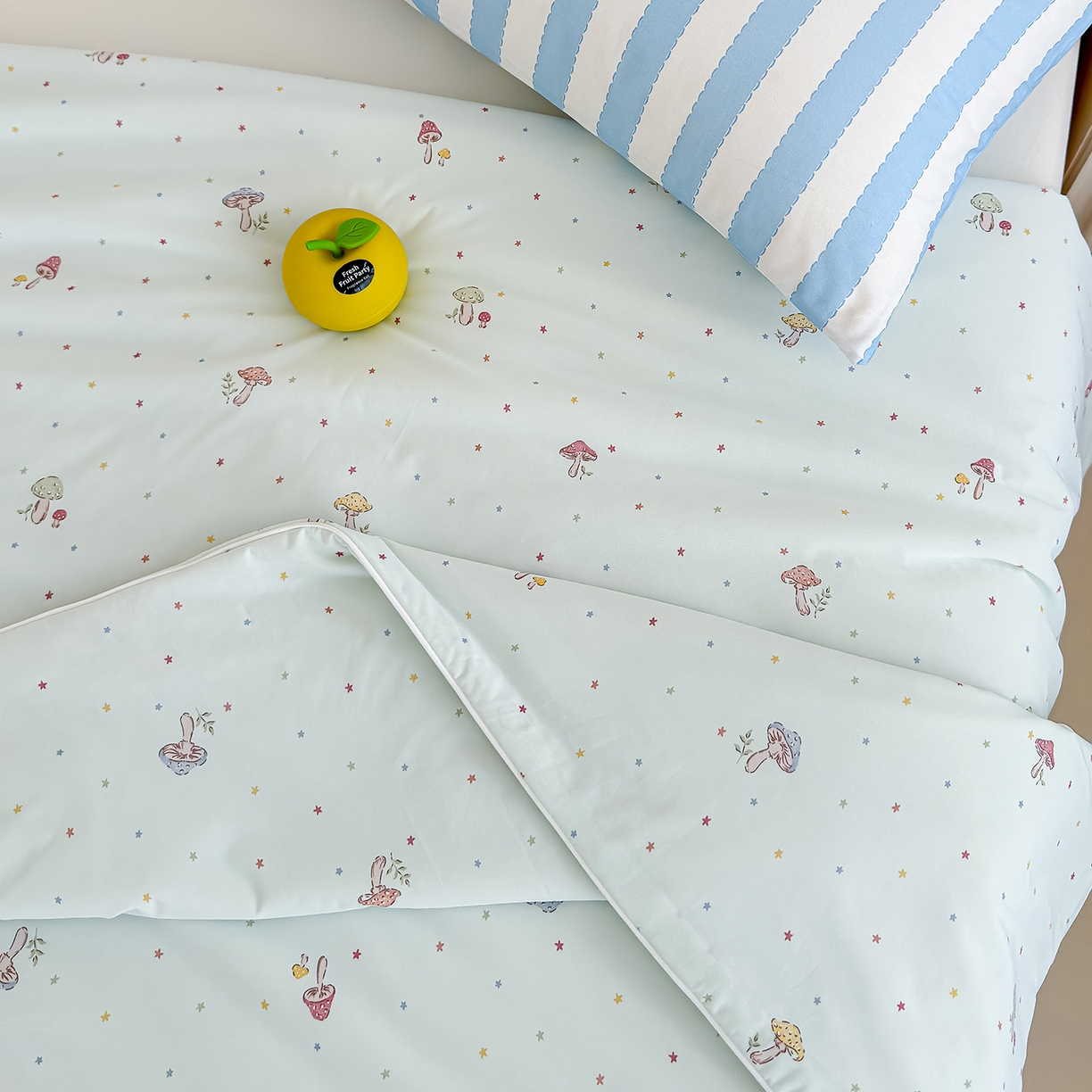 91家纺网 家纺一手货源 找家纺 芯恋家居 2026年新款小冰川凉感夏被冰皮凉感印花夏被凉感丝夏被（四周踩棉工艺） 轻野蘑菇