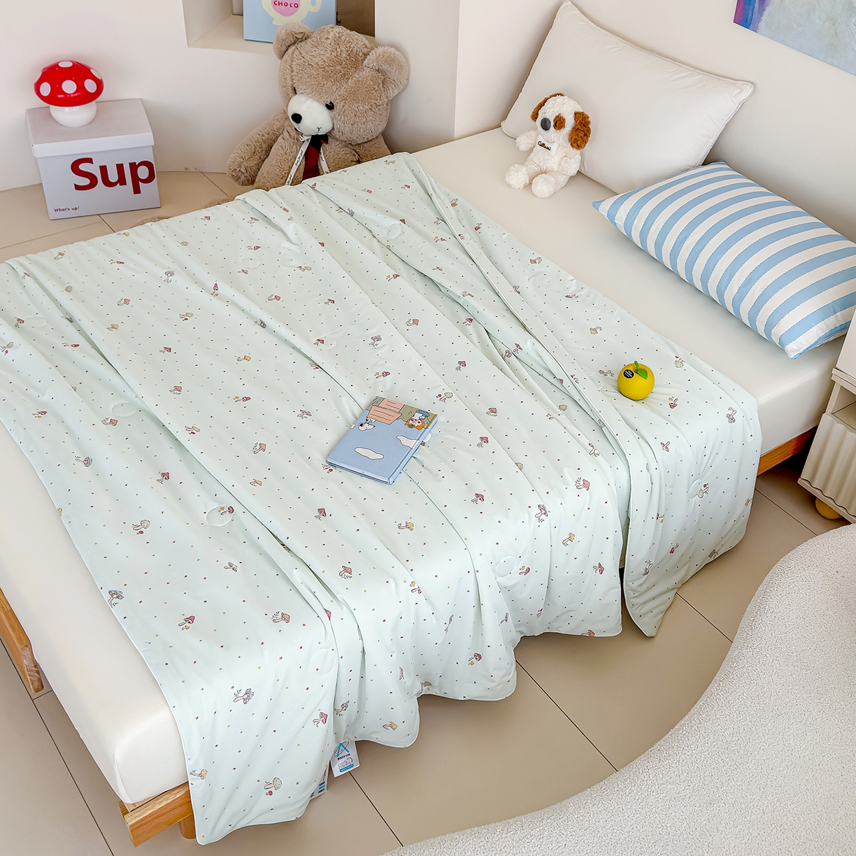 91家纺网 家纺一手货源 找家纺 芯恋家居 2026年新款小冰川凉感夏被冰皮凉感印花夏被凉感丝夏被（四周踩棉工艺） 轻野蘑菇