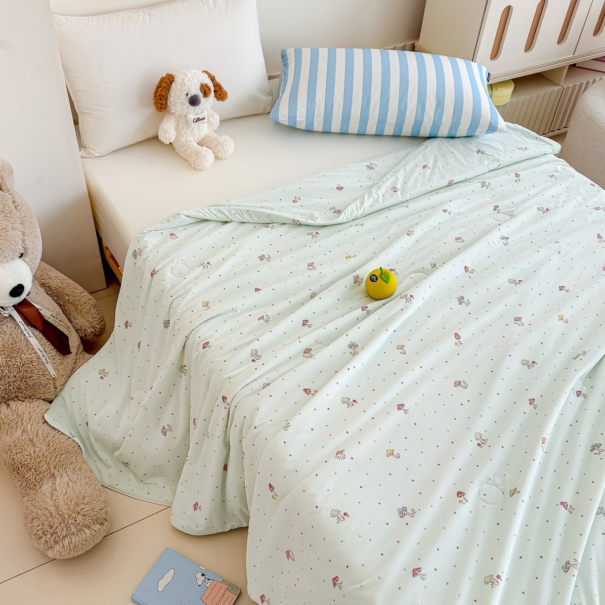 91家纺网 家纺一手货源 找家纺 芯恋家居 2026年新款小冰川凉感夏被冰皮凉感印花夏被凉感丝夏被（四周踩棉工艺） 轻野蘑菇