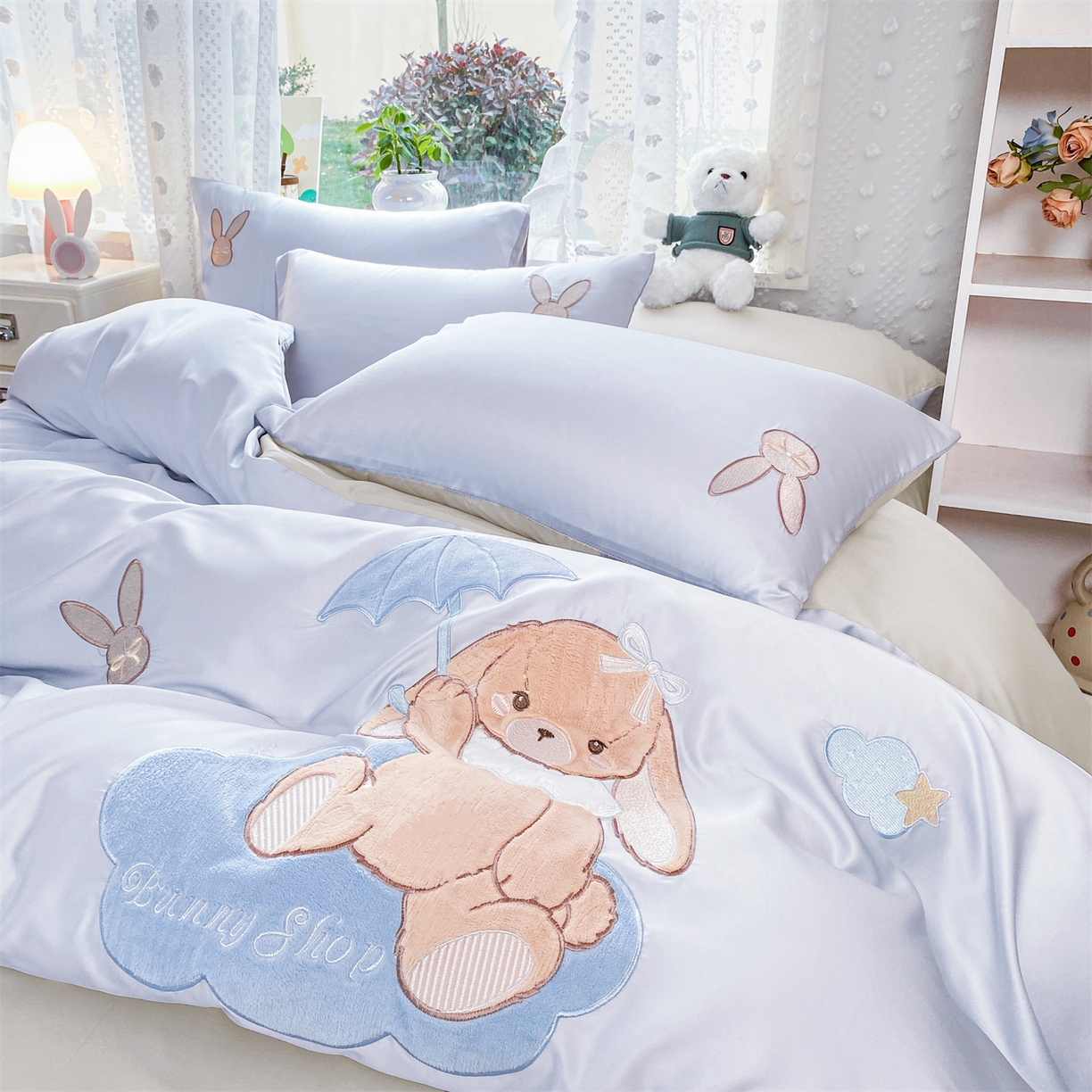 91家纺网 家纺一手货源 找家纺 绒棉世家 2026新款水洗真丝天丝专版贴布绣四件套 奶蓝兔仔