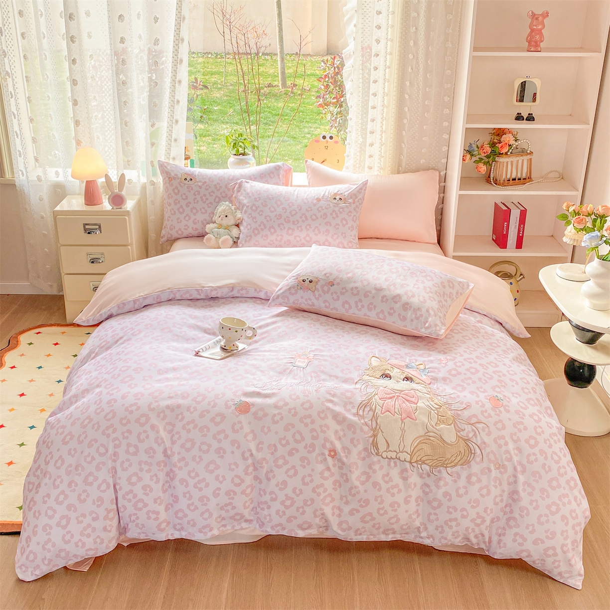 91家纺网 家纺一手货源 找家纺 绒棉世家 2026新款水洗真丝天丝专版贴布绣四件套 粉色布偶猫