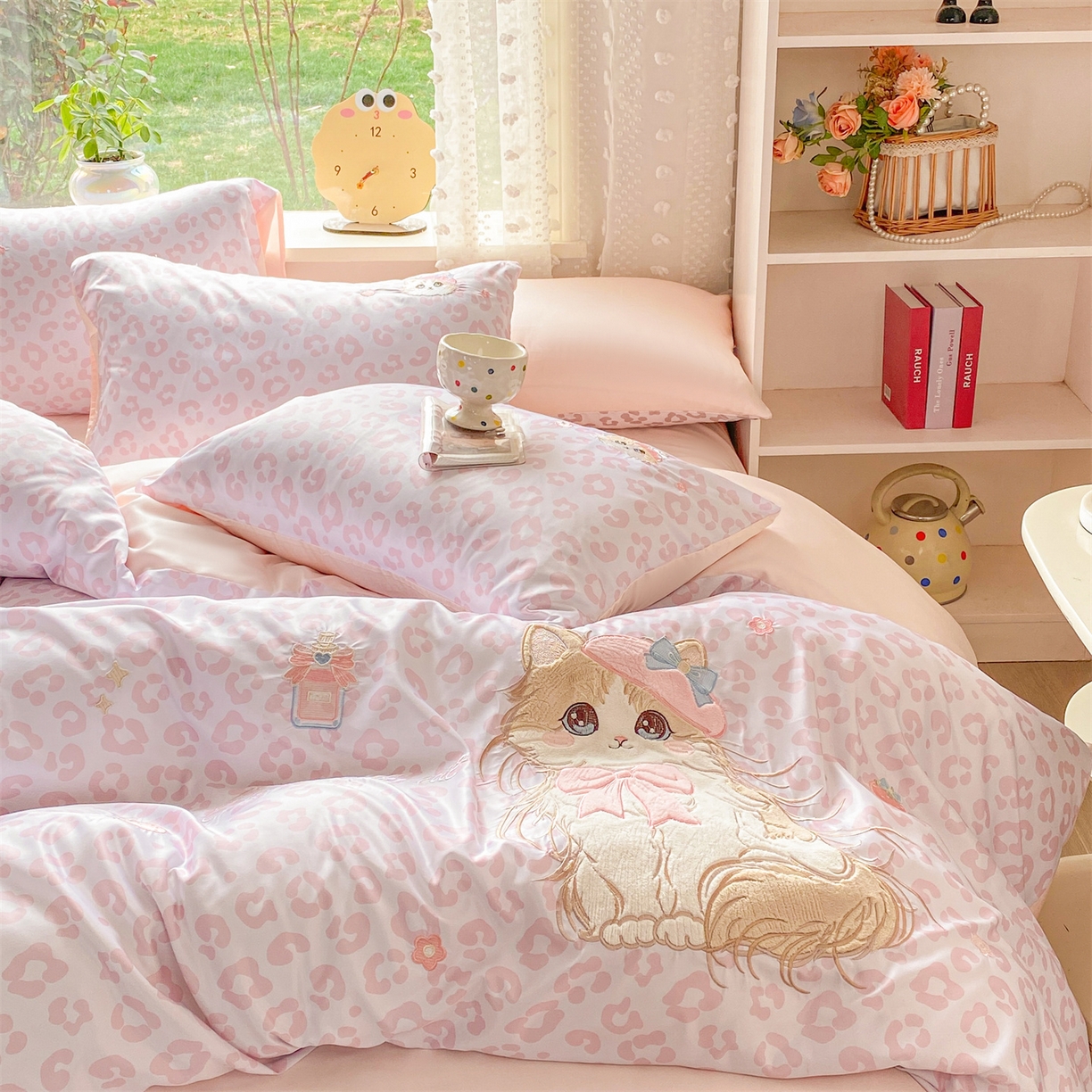 91家纺网 家纺一手货源 找家纺 绒棉世家 2026新款水洗真丝天丝专版贴布绣四件套 粉色布偶猫