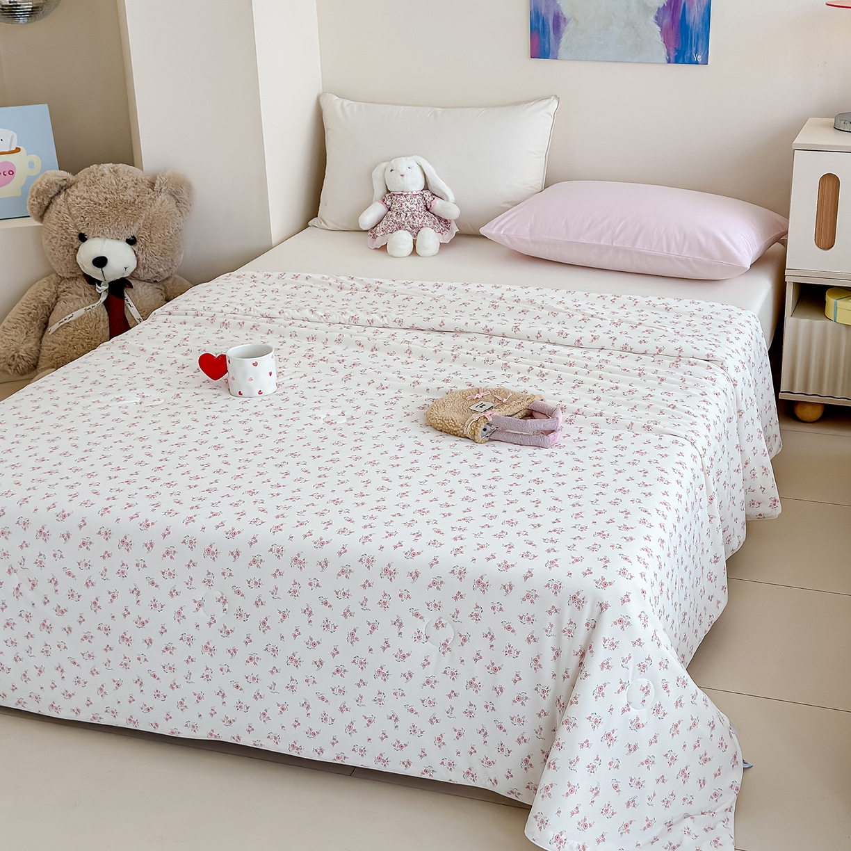 91家纺网 家纺一手货源 找家纺 芯恋家居 2026年新款小冰川凉感夏被冰皮凉感印花夏被凉感丝夏被（四周踩棉工艺） 素花轻语