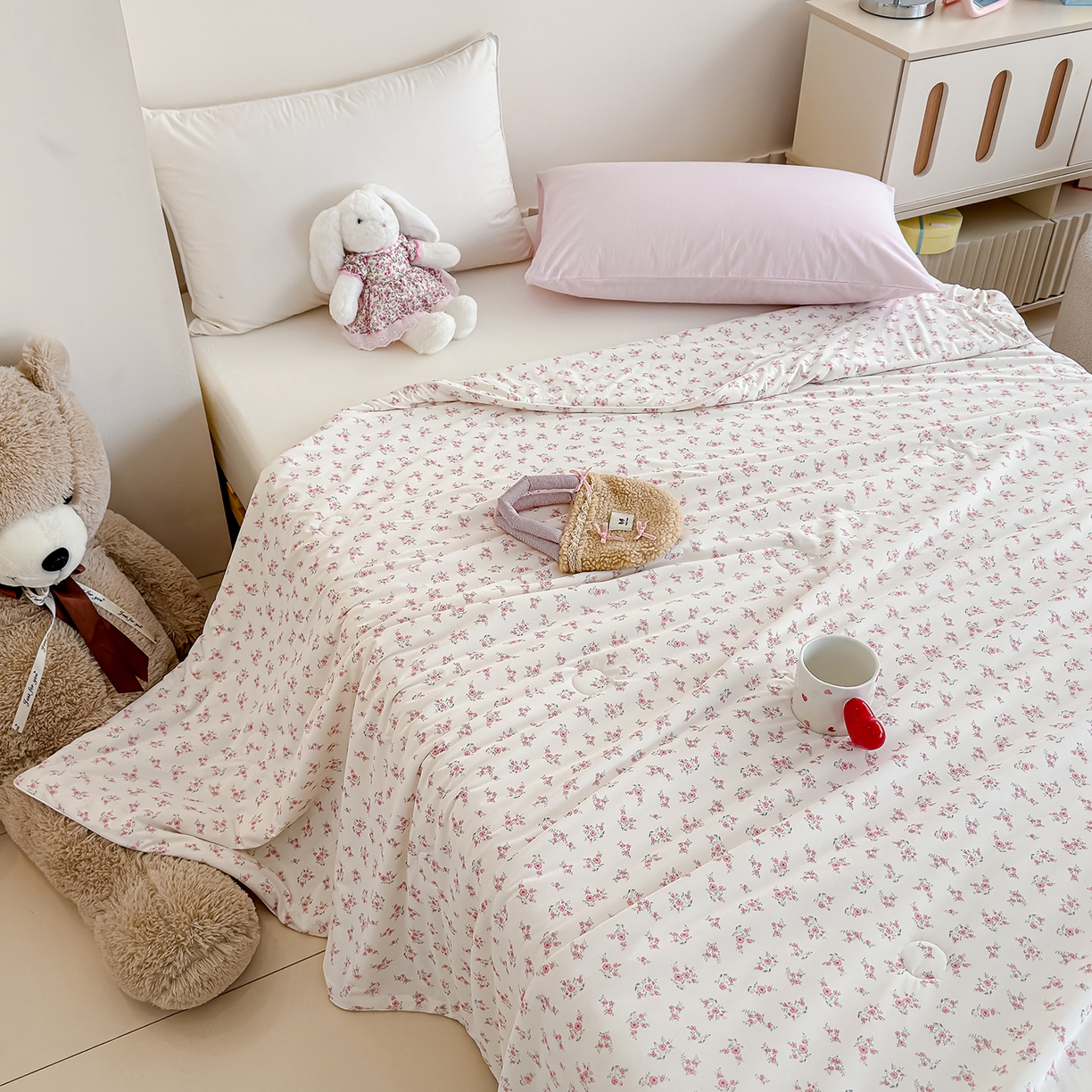 91家纺网 家纺一手货源 找家纺 芯恋家居 2026年新款小冰川凉感夏被冰皮凉感印花夏被凉感丝夏被（四周踩棉工艺） 素花轻语