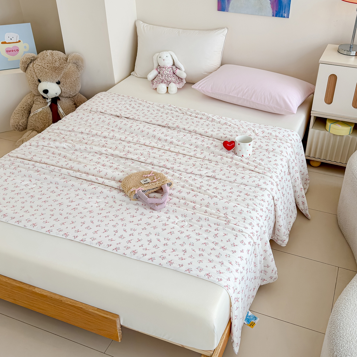 91家纺网 家纺一手货源 找家纺 芯恋家居 2026年新款小冰川凉感夏被冰皮凉感印花夏被凉感丝夏被（四周踩棉工艺） 素花轻语