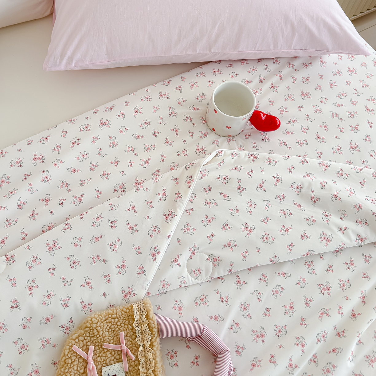 91家纺网 家纺一手货源 找家纺 芯恋家居 2026年新款小冰川凉感夏被冰皮凉感印花夏被凉感丝夏被（四周踩棉工艺） 素花轻语