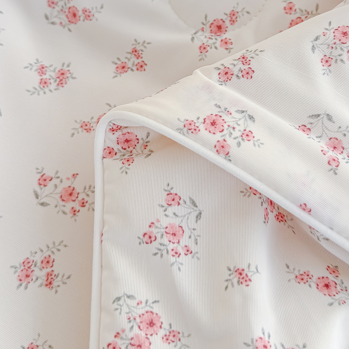 91家纺网 家纺一手货源 找家纺 芯恋家居 2026年新款小冰川凉感夏被冰皮凉感印花夏被凉感丝夏被（四周踩棉工艺） 素花轻语