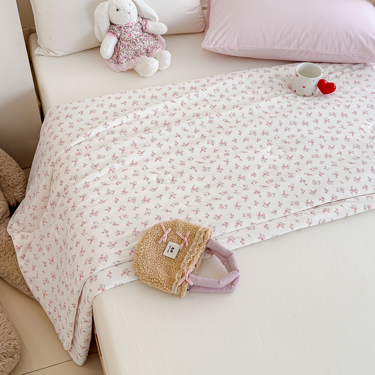 91家纺网 家纺一手货源 找家纺 芯恋家居 2026年新款小冰川凉感夏被冰皮凉感印花夏被凉感丝夏被（四周踩棉工艺） 素花轻语