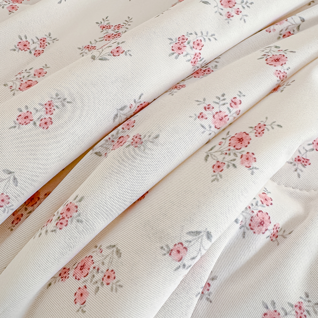 91家纺网 家纺一手货源 找家纺 芯恋家居 2026年新款小冰川凉感夏被冰皮凉感印花夏被凉感丝夏被（四周踩棉工艺） 素花轻语