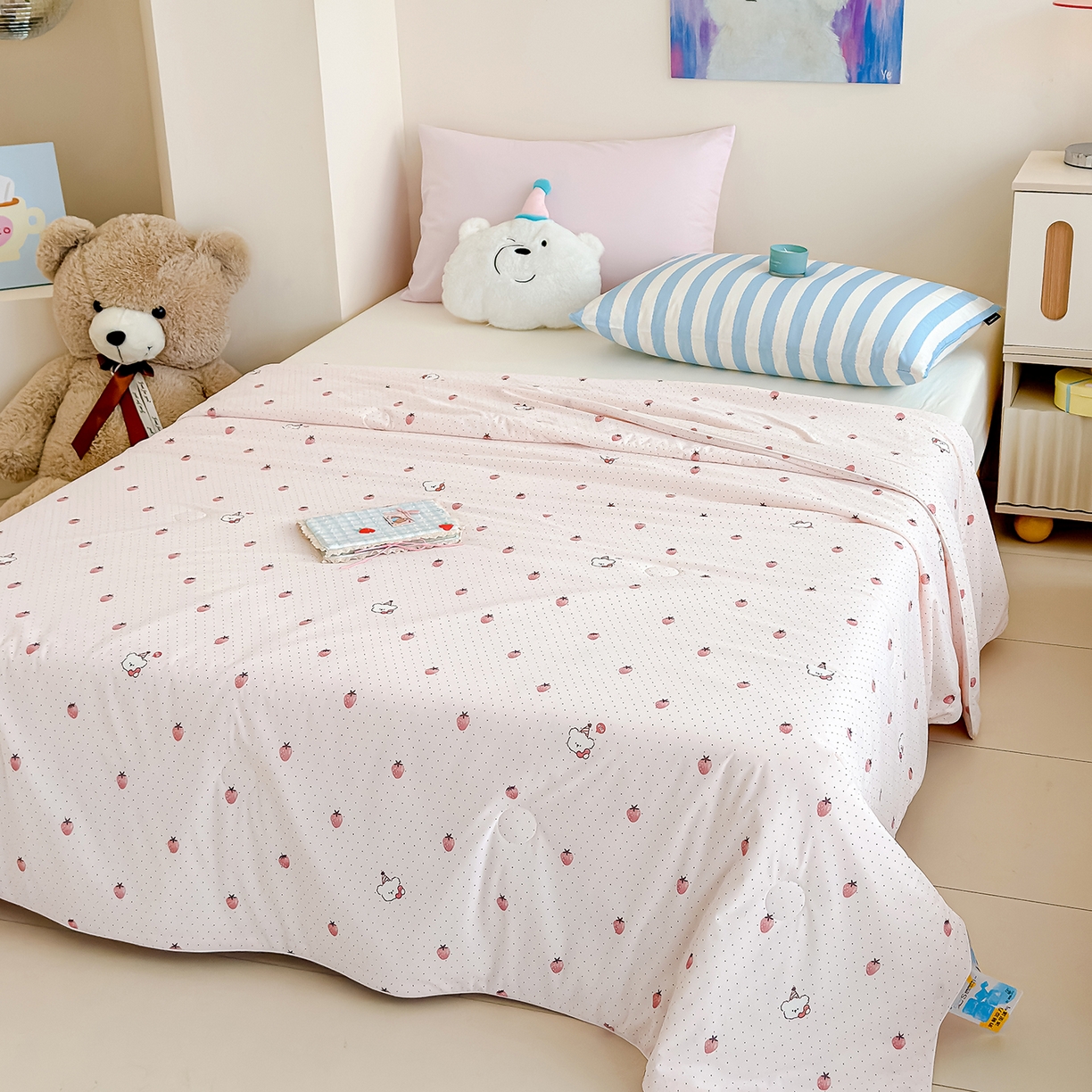 91家纺网 家纺一手货源 找家纺 芯恋家居 2026年新款小冰川凉感夏被冰皮凉感印花夏被凉感丝夏被（四周踩棉工艺） 甜莓星点