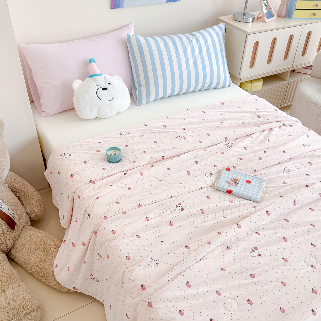 91家纺网 家纺一手货源 找家纺 芯恋家居 2026年新款小冰川凉感夏被冰皮凉感印花夏被凉感丝夏被（四周踩棉工艺） 甜莓星点