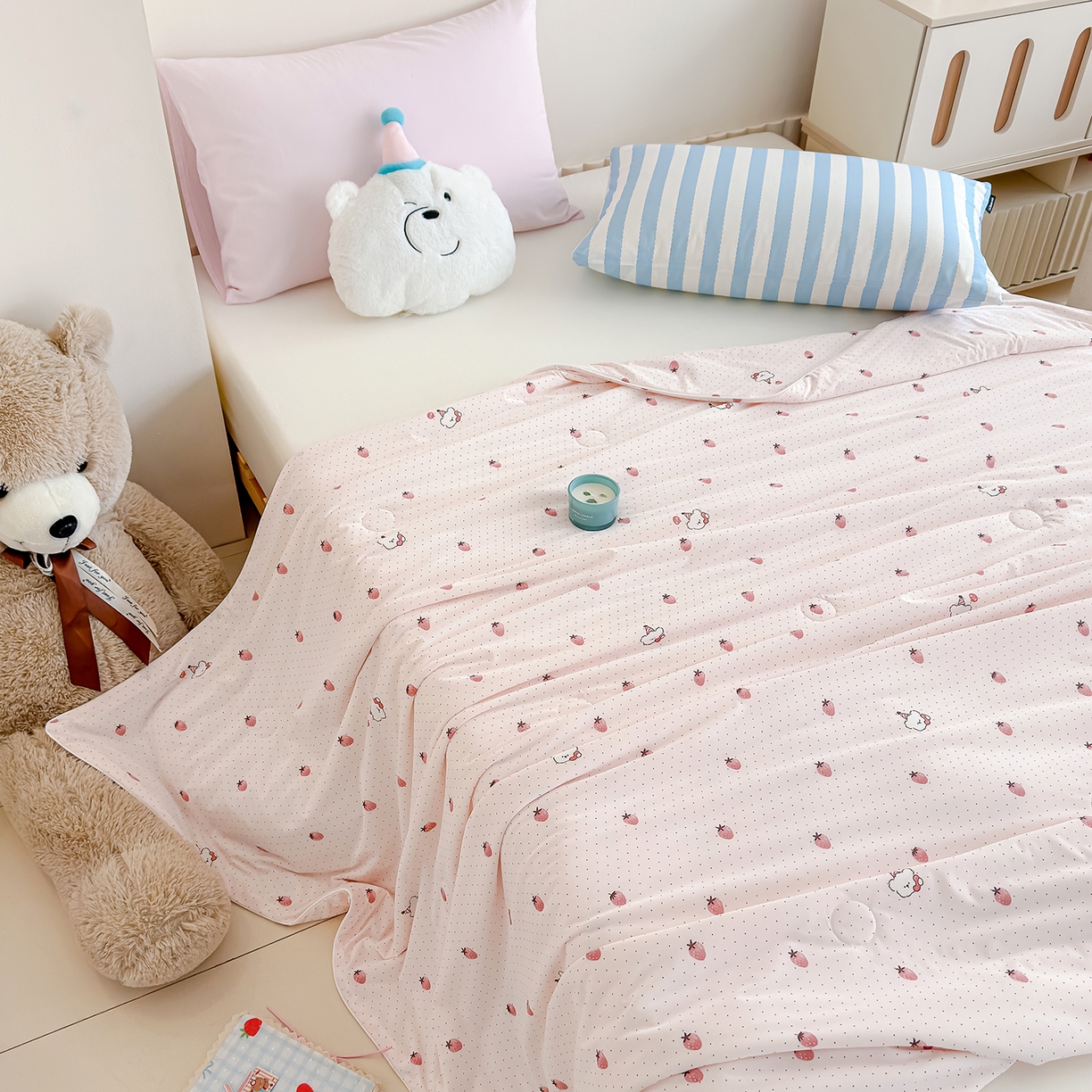 91家纺网 家纺一手货源 找家纺 芯恋家居 2026年新款小冰川凉感夏被冰皮凉感印花夏被凉感丝夏被（四周踩棉工艺） 甜莓星点