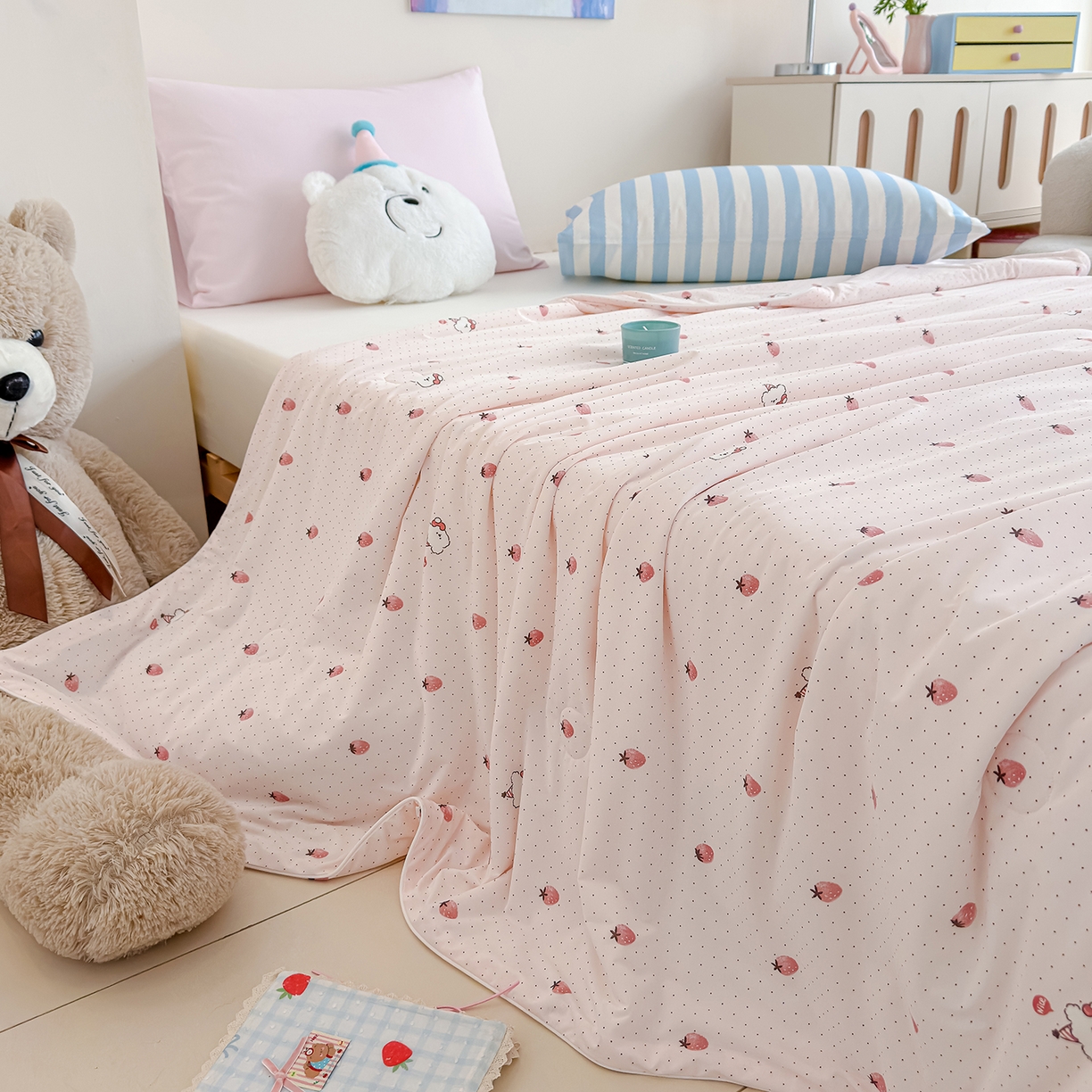 91家纺网 家纺一手货源 找家纺 芯恋家居 2026年新款小冰川凉感夏被冰皮凉感印花夏被凉感丝夏被（四周踩棉工艺） 甜莓星点