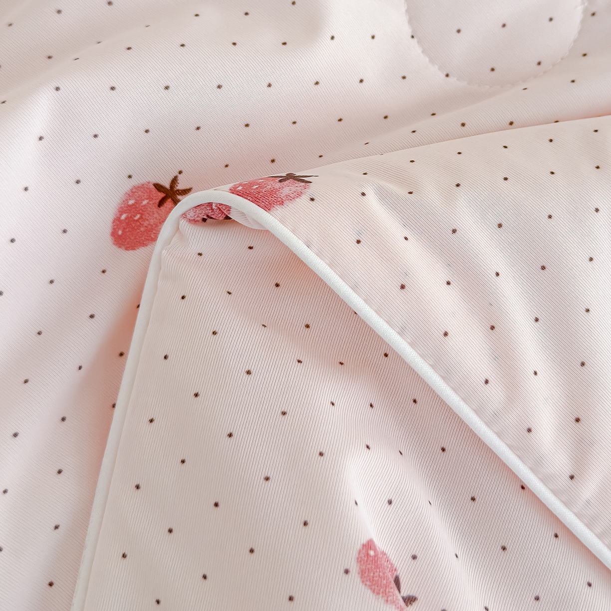 91家纺网 家纺一手货源 找家纺 芯恋家居 2026年新款小冰川凉感夏被冰皮凉感印花夏被凉感丝夏被（四周踩棉工艺） 甜莓星点